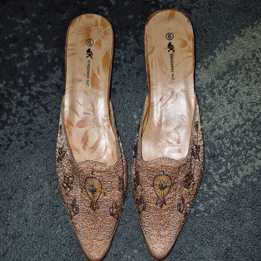NEW KINGSWAY INC Tan Embroidered Women's mules Size 9